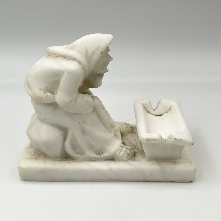 Пепельница "Старуха у разбитого корыта", искусственный камень