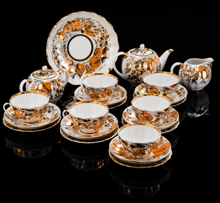 Сервиз чайный "Золотая осень" на 6 персон (22 предмета), форма "Тюльпан", автор формы С.Е. Яковлева, автор росписи Н.П. Славина, фарфор, деколь, люстр, золочение, Ленинградский фарфоровый завод (ЛФЗ), СССР, 1970-1992 гг.