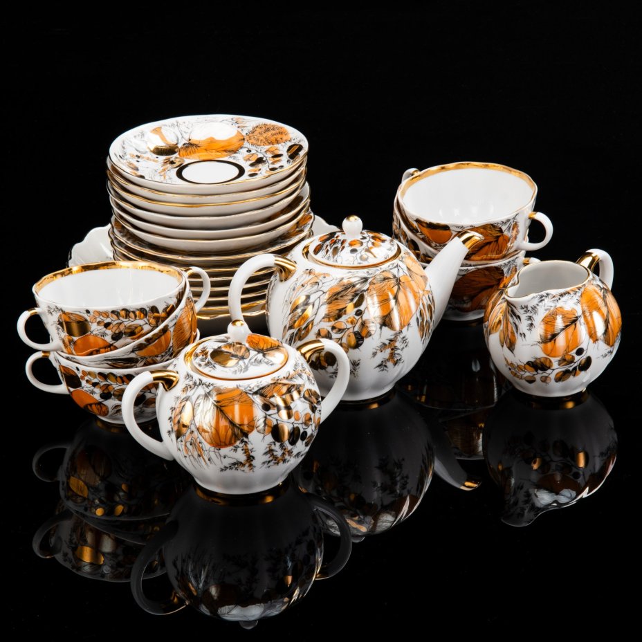 Сервиз чайный "Золотая осень" на 6 персон (22 предмета), форма "Тюльпан", автор формы С.Е. Яковлева, автор росписи Н.П. Славина, фарфор, деколь, люстр, золочение, Ленинградский фарфоровый завод (ЛФЗ), СССР, 1970-1992 гг.