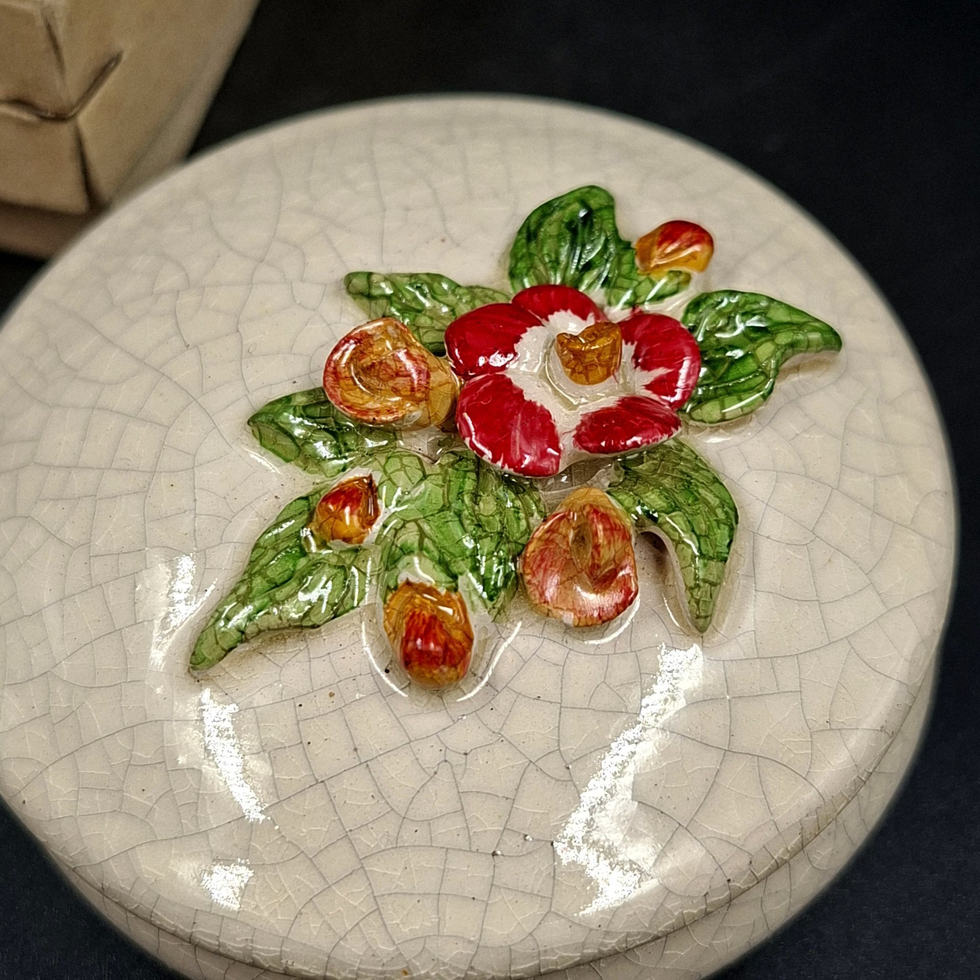 Шкатулка с цветочным декором и эффектом кракле, в коробке, керамика, роспись, картон, Европа, 1990-2010 гг.