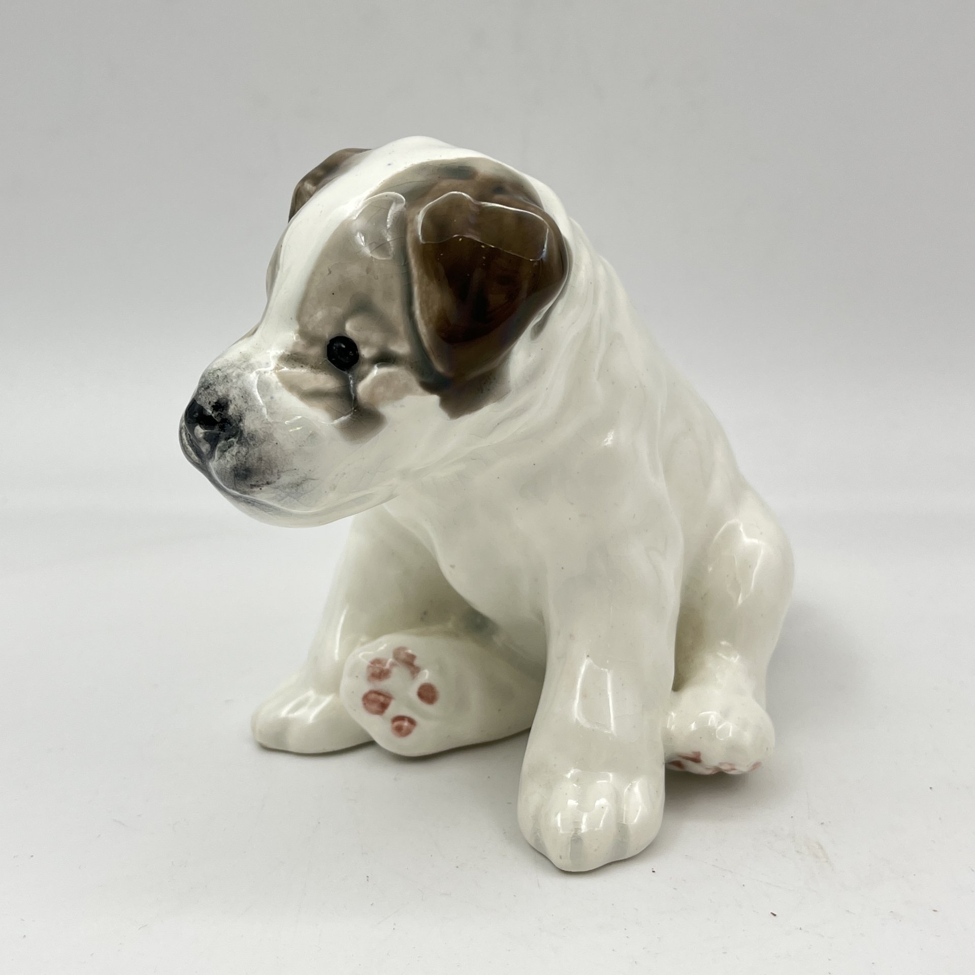 Статуэтка "Щенок", скульптор Е.М. Гуревич, фаянс, роспись, Конаковский фаянсовый завод им. М.И. Калинина (ЗиК Конаково), СССР, 1952-1958 гг.