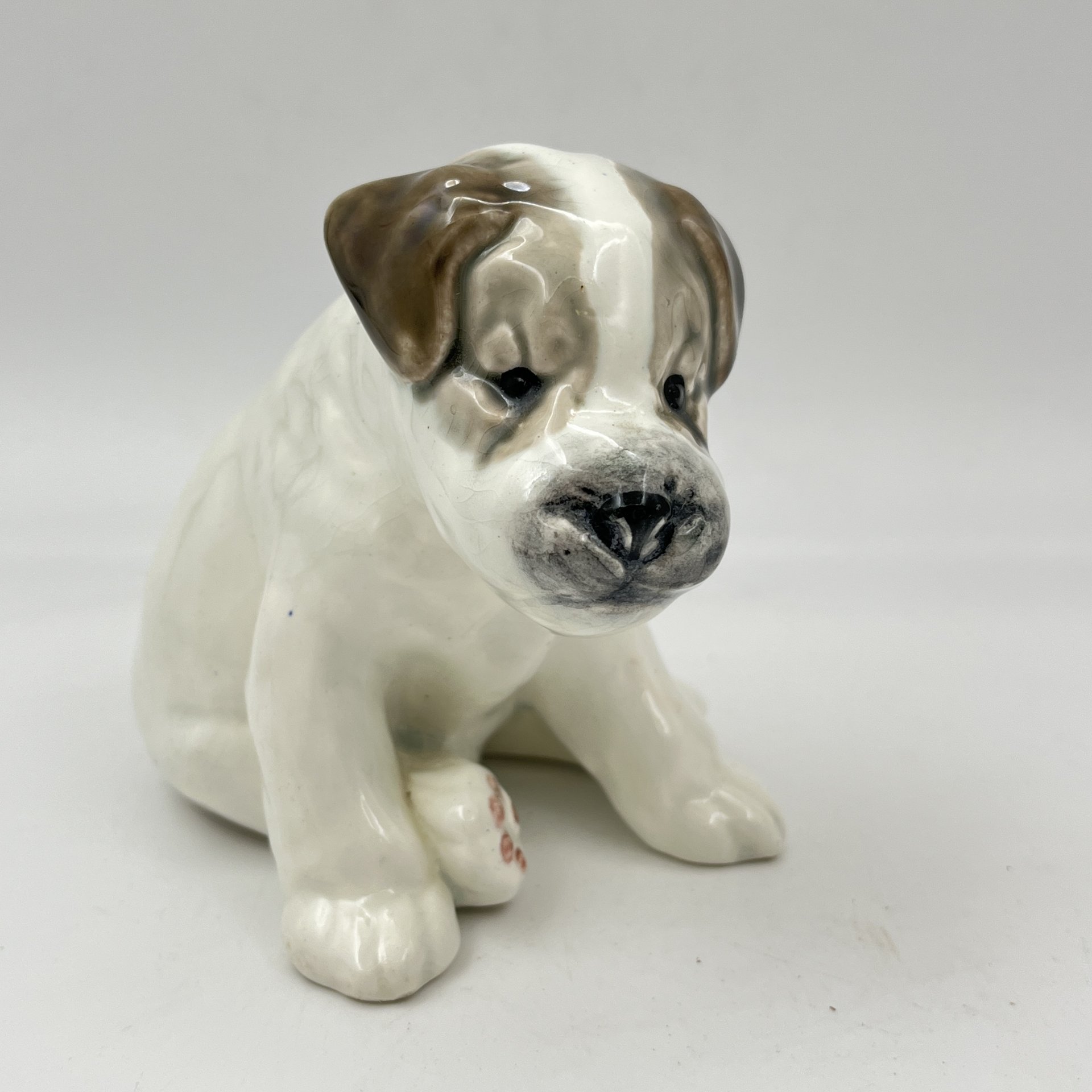Статуэтка "Щенок", скульптор Е.М. Гуревич, фаянс, роспись, Конаковский фаянсовый завод им. М.И. Калинина (ЗиК Конаково), СССР, 1952-1958 гг.