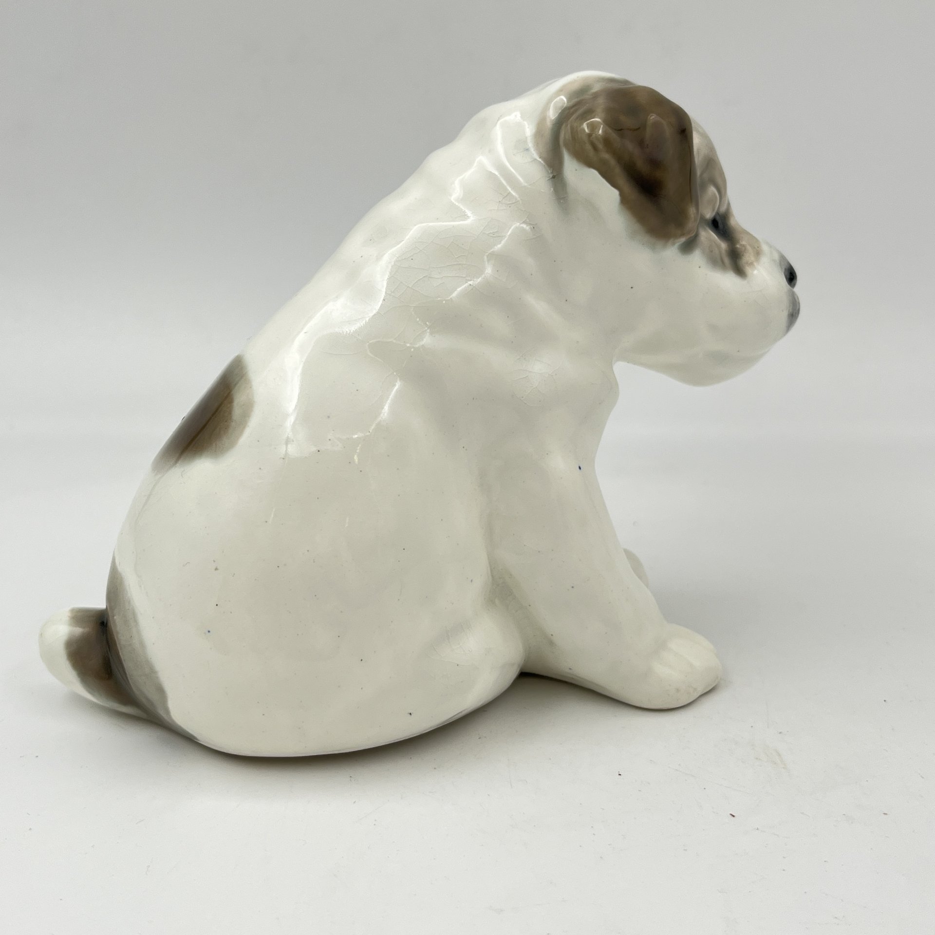Статуэтка "Щенок", скульптор Е.М. Гуревич, фаянс, роспись, Конаковский фаянсовый завод им. М.И. Калинина (ЗиК Конаково), СССР, 1952-1958 гг.