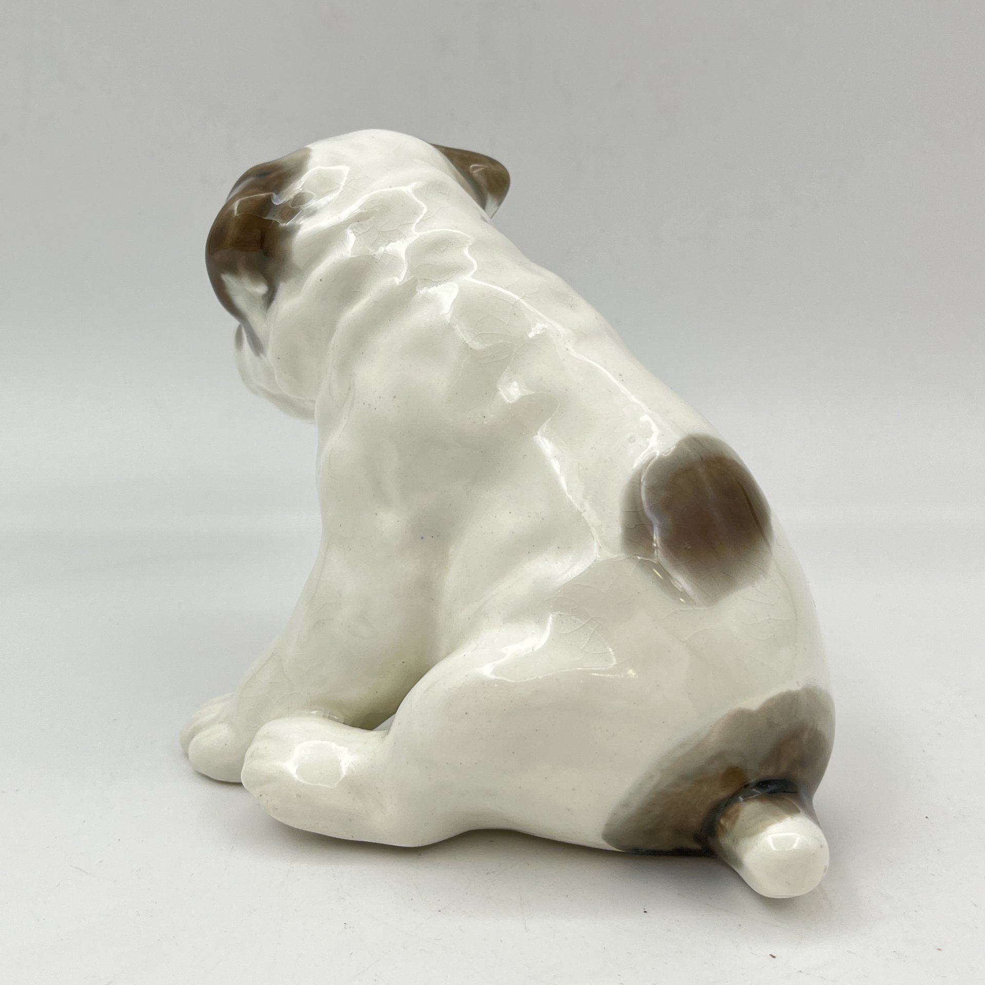 Статуэтка "Щенок", скульптор Е.М. Гуревич, фаянс, роспись, Конаковский фаянсовый завод им. М.И. Калинина (ЗиК Конаково), СССР, 1952-1958 гг.