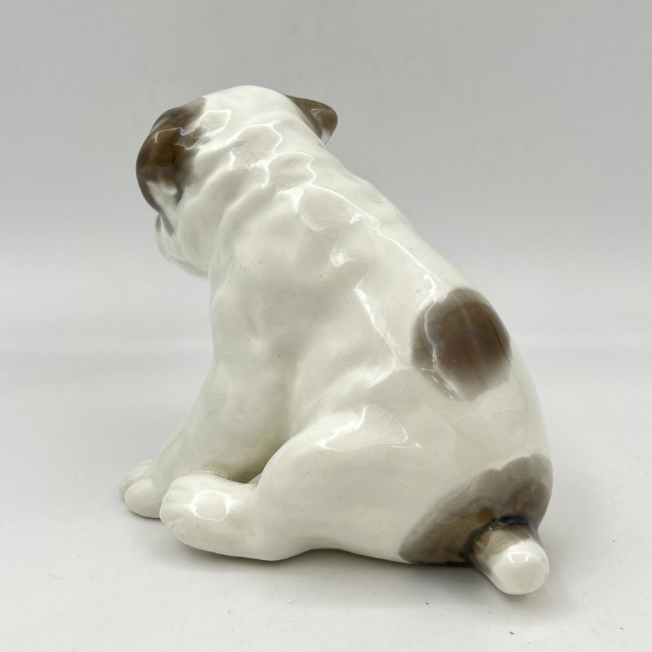 Статуэтка "Щенок", скульптор Е.М. Гуревич, фаянс, роспись, Конаковский фаянсовый завод им. М.И. Калинина (ЗиК Конаково), СССР, 1952-1958 гг.