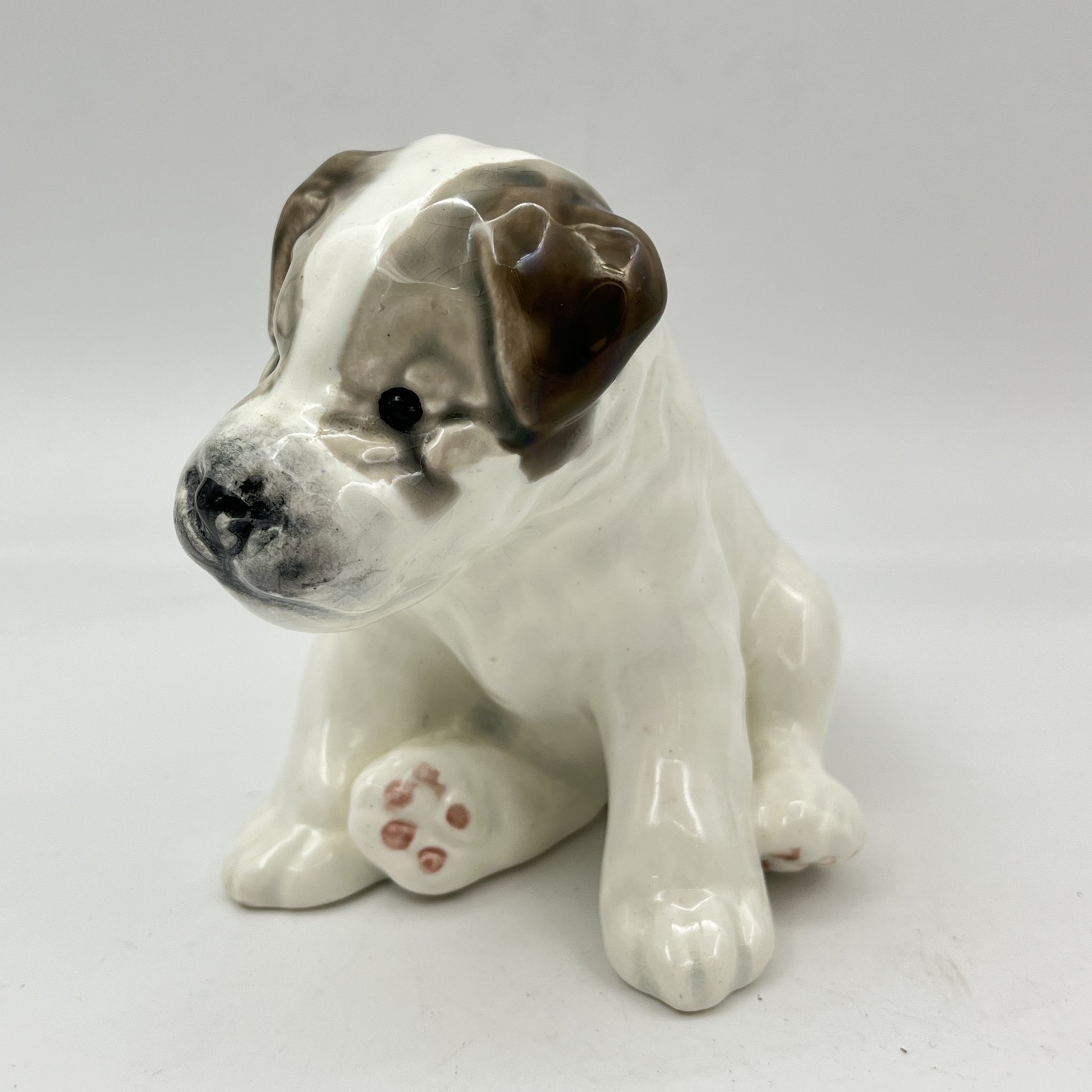 Статуэтка "Щенок", скульптор Е.М. Гуревич, фаянс, роспись, Конаковский фаянсовый завод им. М.И. Калинина (ЗиК Конаково), СССР, 1952-1958 гг.