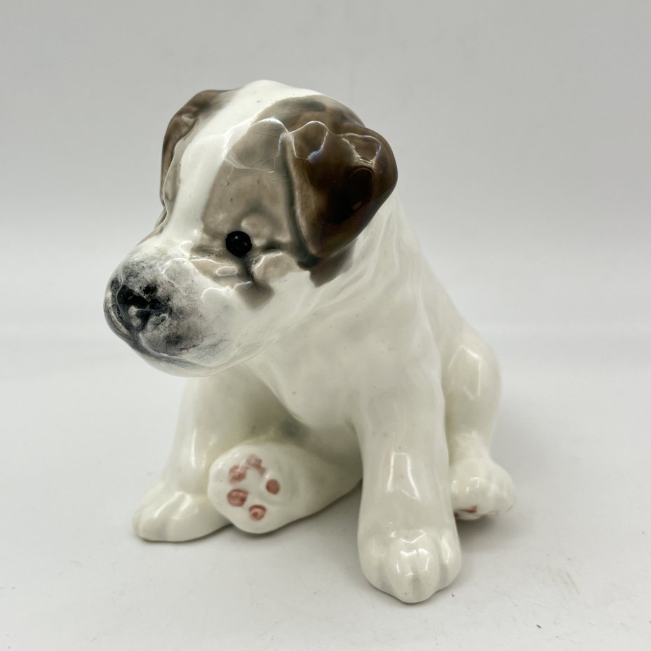 Статуэтка "Щенок", скульптор Е.М. Гуревич, фаянс, роспись, Конаковский фаянсовый завод им. М.И. Калинина (ЗиК Конаково), СССР, 1952-1958 гг.