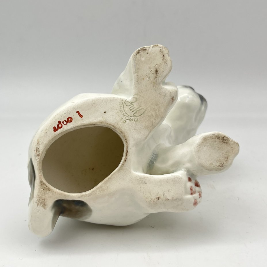 Статуэтка "Щенок", скульптор Е.М. Гуревич, фаянс, роспись, Конаковский фаянсовый завод им. М.И. Калинина (ЗиК Конаково), СССР, 1952-1958 гг.