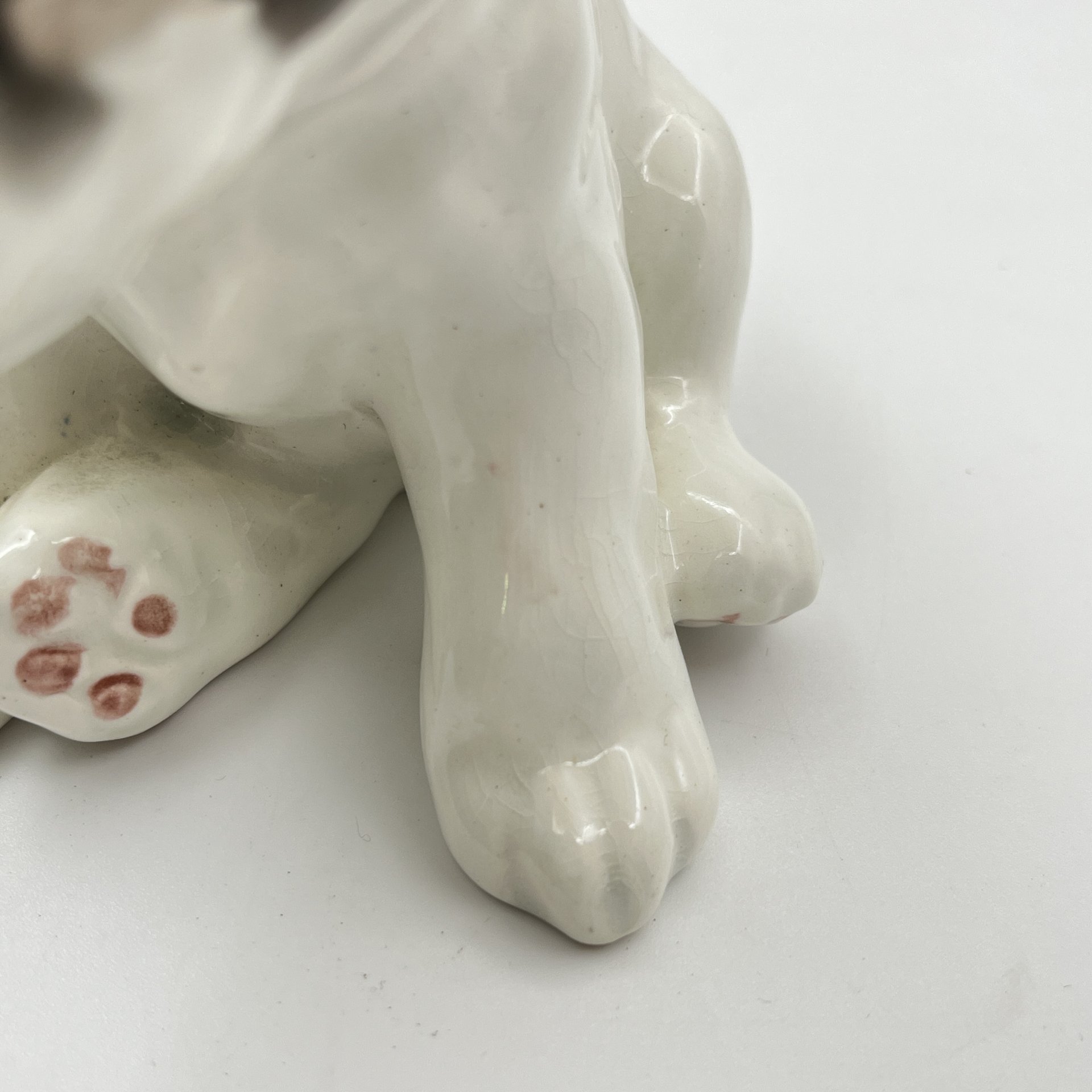 Статуэтка "Щенок", скульптор Е.М. Гуревич, фаянс, роспись, Конаковский фаянсовый завод им. М.И. Калинина (ЗиК Конаково), СССР, 1952-1958 гг.