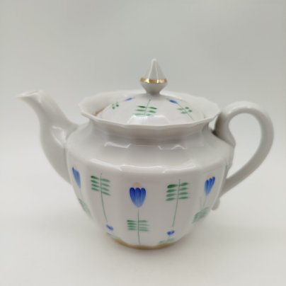 Чайник с цветочным декором, форма "Ампир", фарфор, роспись, золочение, Дмитровский фарфоровый завод (ДФЗ Вербилки), СССР, 1965-1991 гг.