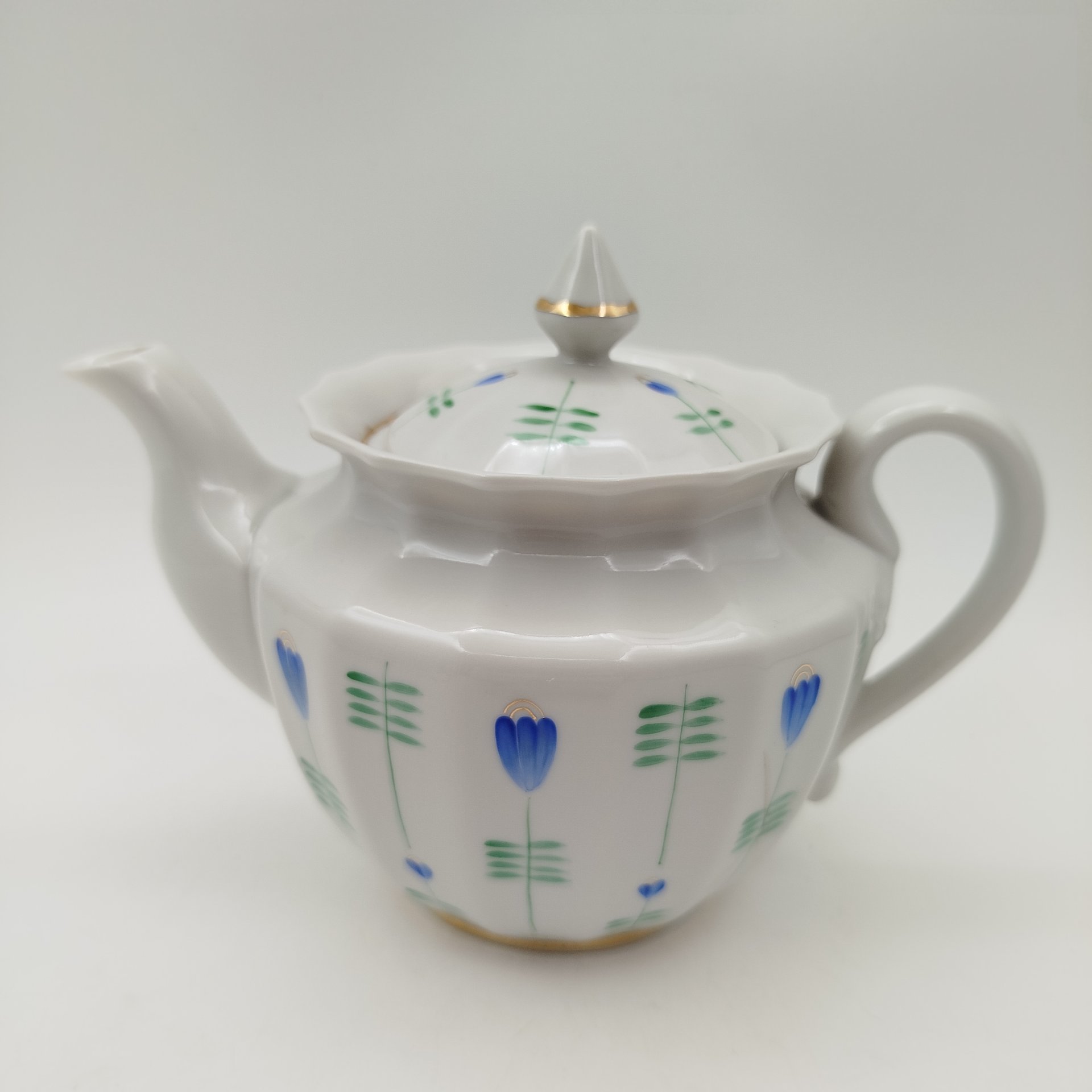 Чайник с цветочным декором, форма "Ампир", фарфор, роспись, золочение, Дмитровский фарфоровый завод (ДФЗ Вербилки), СССР, 1965-1991 гг.