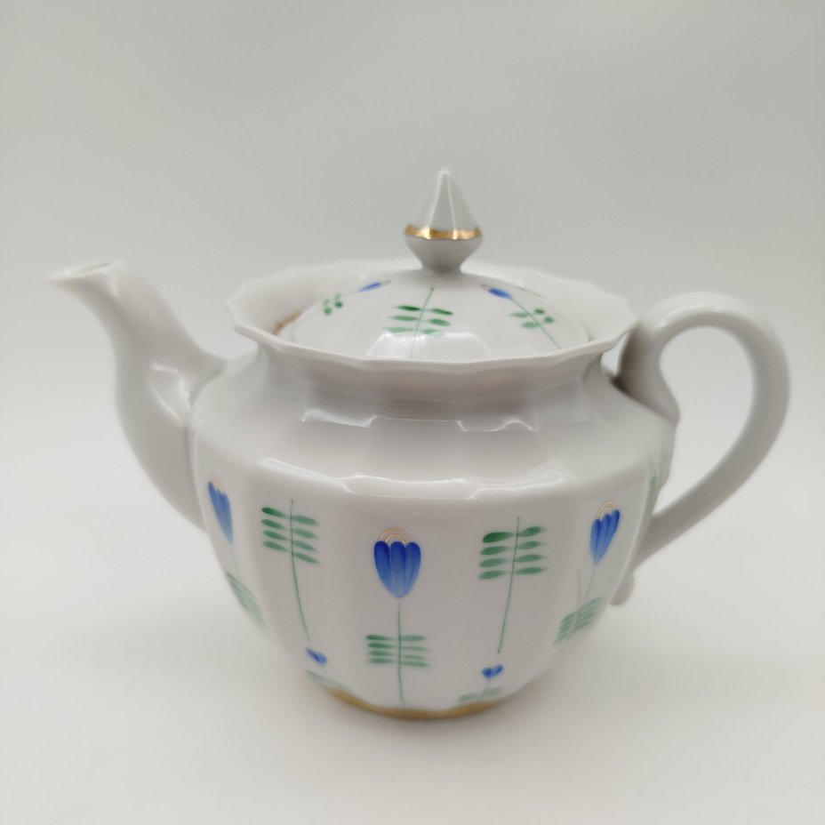 Чайник с цветочным декором, форма "Ампир", фарфор, роспись, золочение, Дмитровский фарфоровый завод (ДФЗ Вербилки), СССР, 1965-1991 гг.