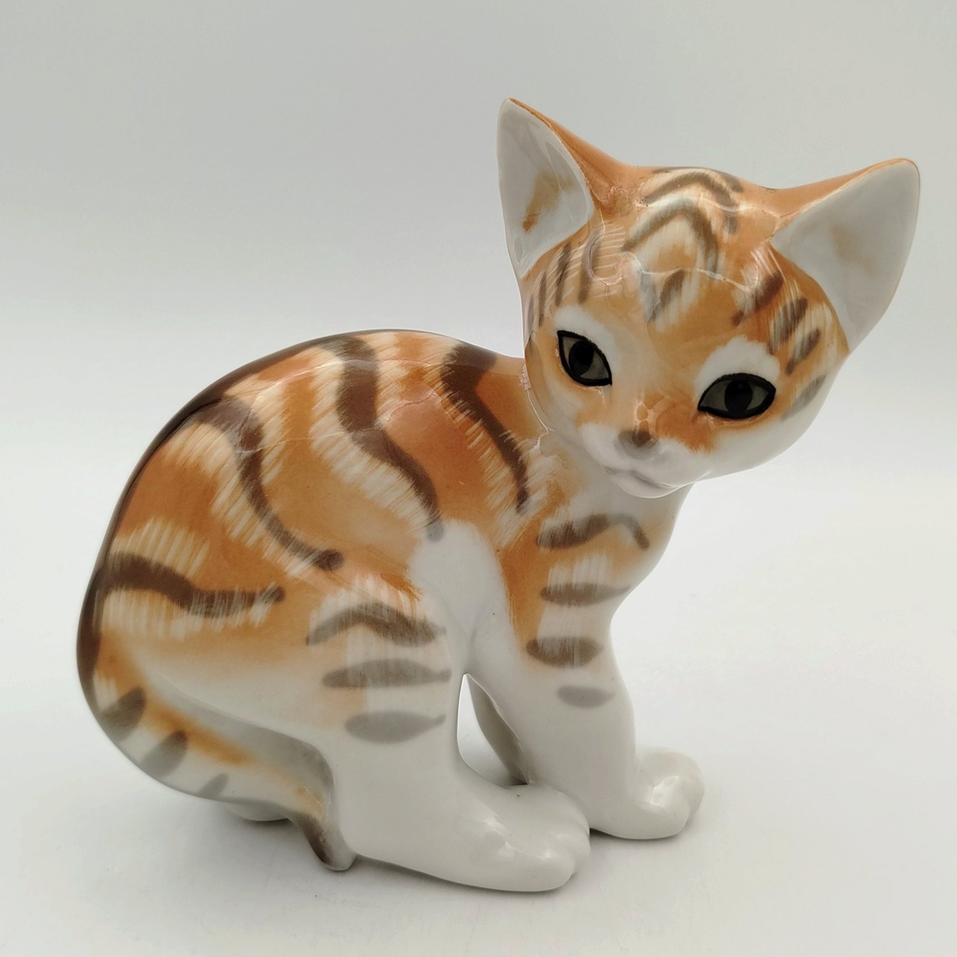 Статуэтка "Котёнок" ("Рыжий котёнок"), скульптор П.П.Весёлов, художник В.М.Жбанов, Ленинградский фарфоровый завод (ЛФЗ)