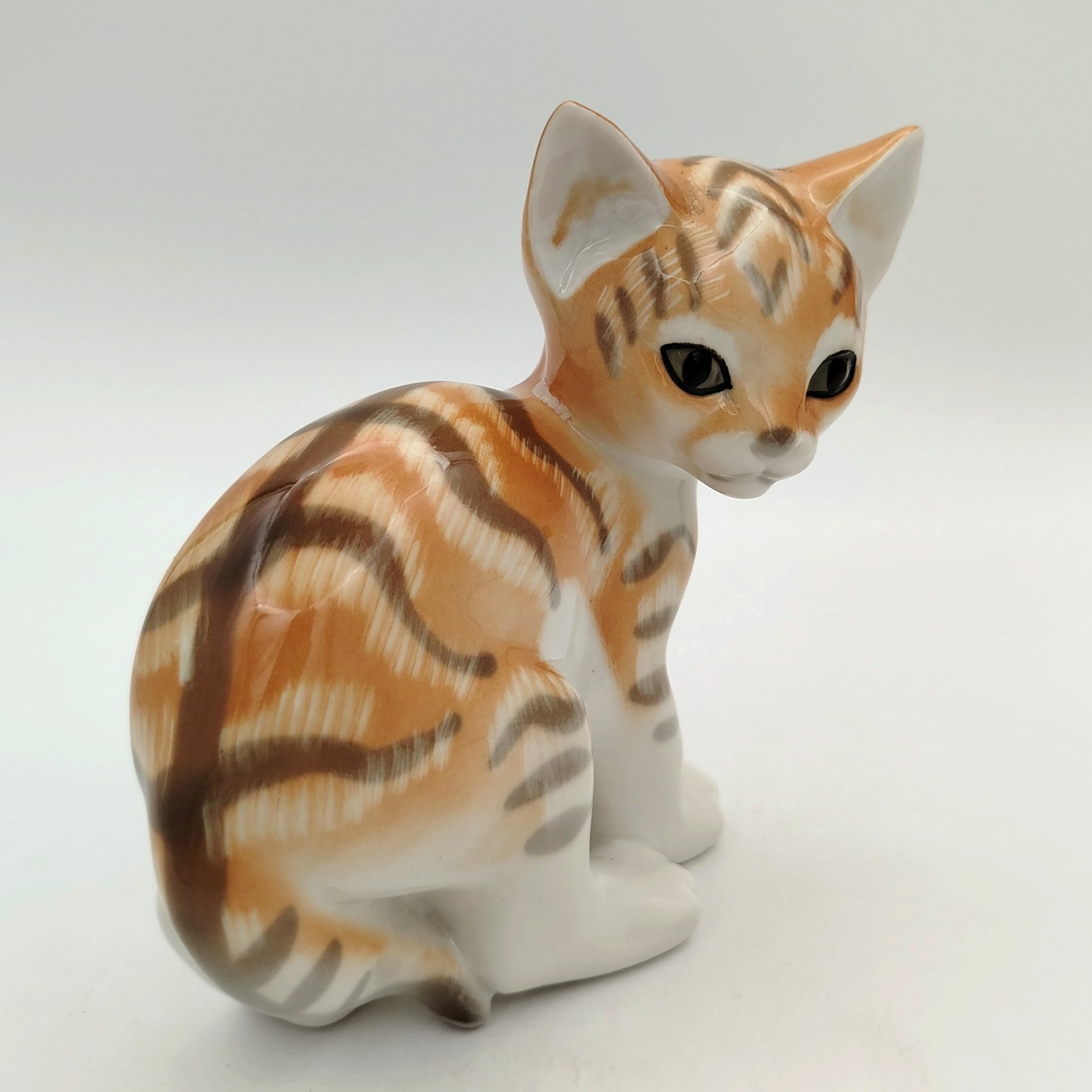 Статуэтка "Котёнок" ("Рыжий котёнок"), скульптор П.П.Весёлов, художник В.М.Жбанов, Ленинградский фарфоровый завод (ЛФЗ)