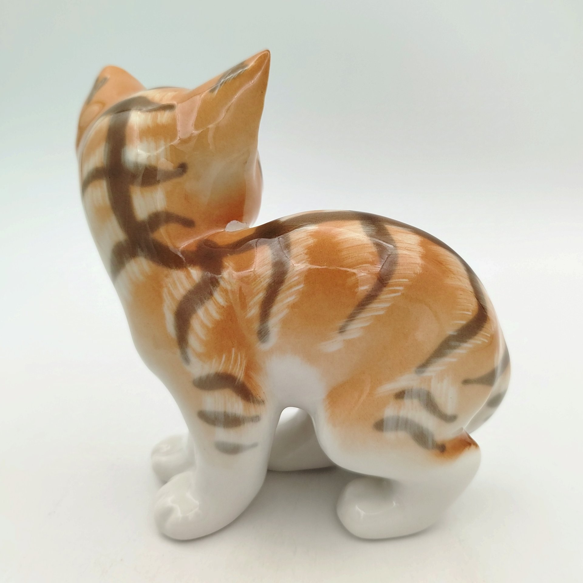 Статуэтка "Котёнок" ("Рыжий котёнок"), скульптор П.П.Весёлов, художник В.М.Жбанов, Ленинградский фарфоровый завод (ЛФЗ)