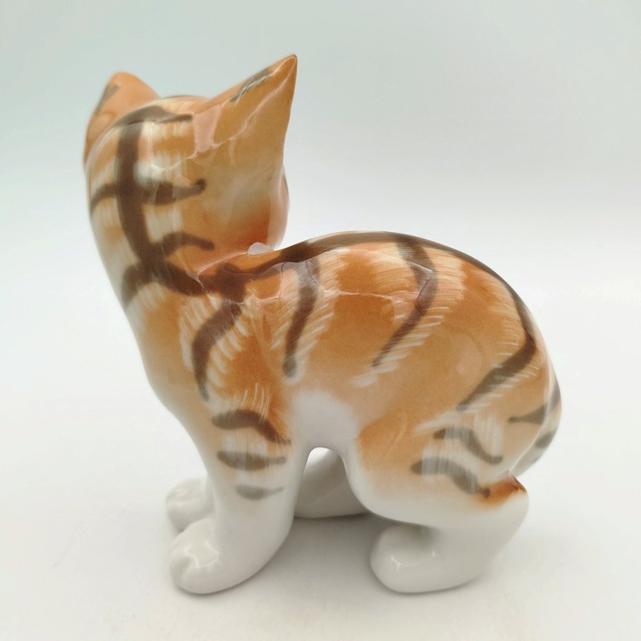 Статуэтка "Котёнок" ("Рыжий котёнок"), скульптор П.П.Весёлов, художник В.М.Жбанов, Ленинградский фарфоровый завод (ЛФЗ)