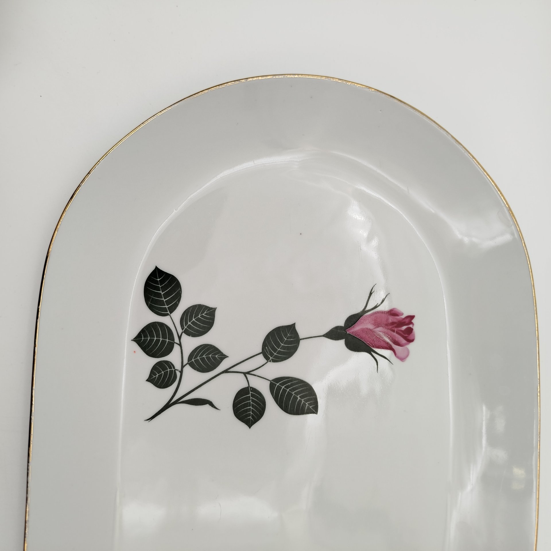 Блюдо вытянутой формы с изображением розы, фарфор, деколь, золочение, Kahla, ГДР, 1968-1987 гг.