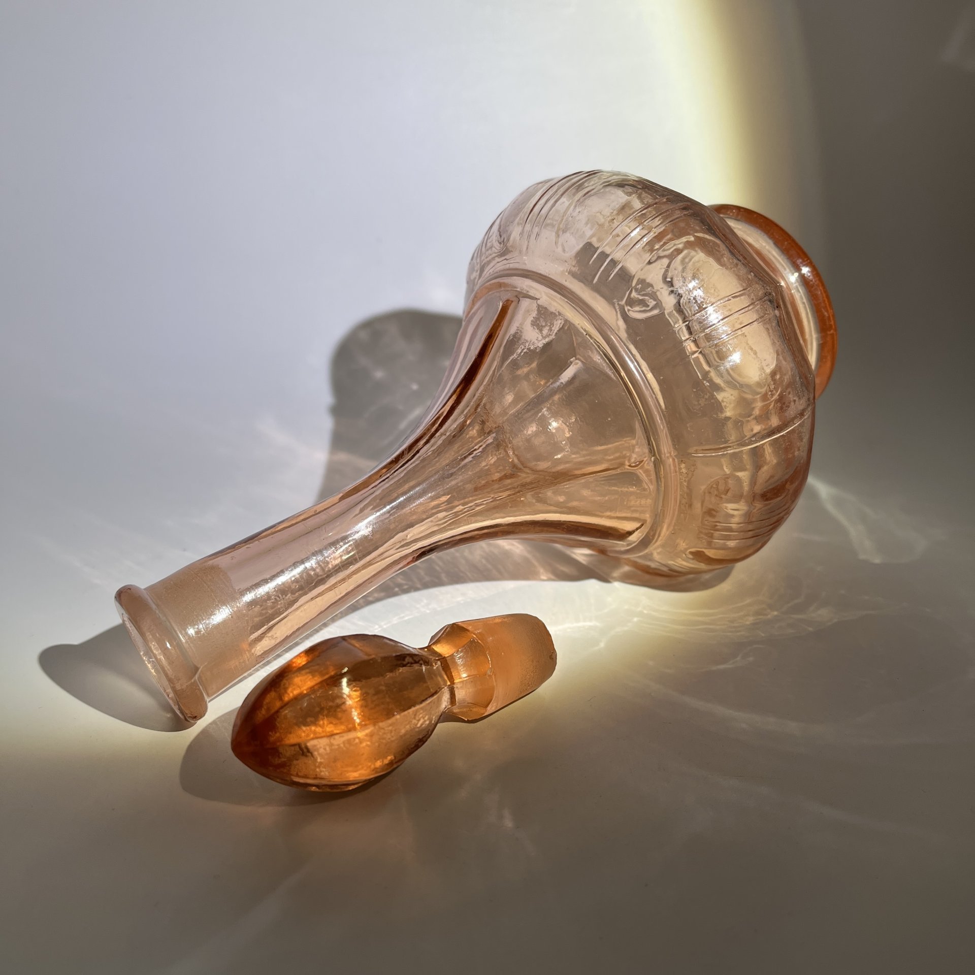 Миниатюрный штоф (флакон) розового оттенка, стекло, СССР, 1970-1990 гг.