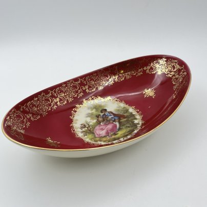 Блюдо (лоток для мелочей) овальной формы, украшенное изображением галантной сцены, фарфор, деколь, крытье, золочение, Bavaria Porzellan, Германия, 1960-1980 гг.