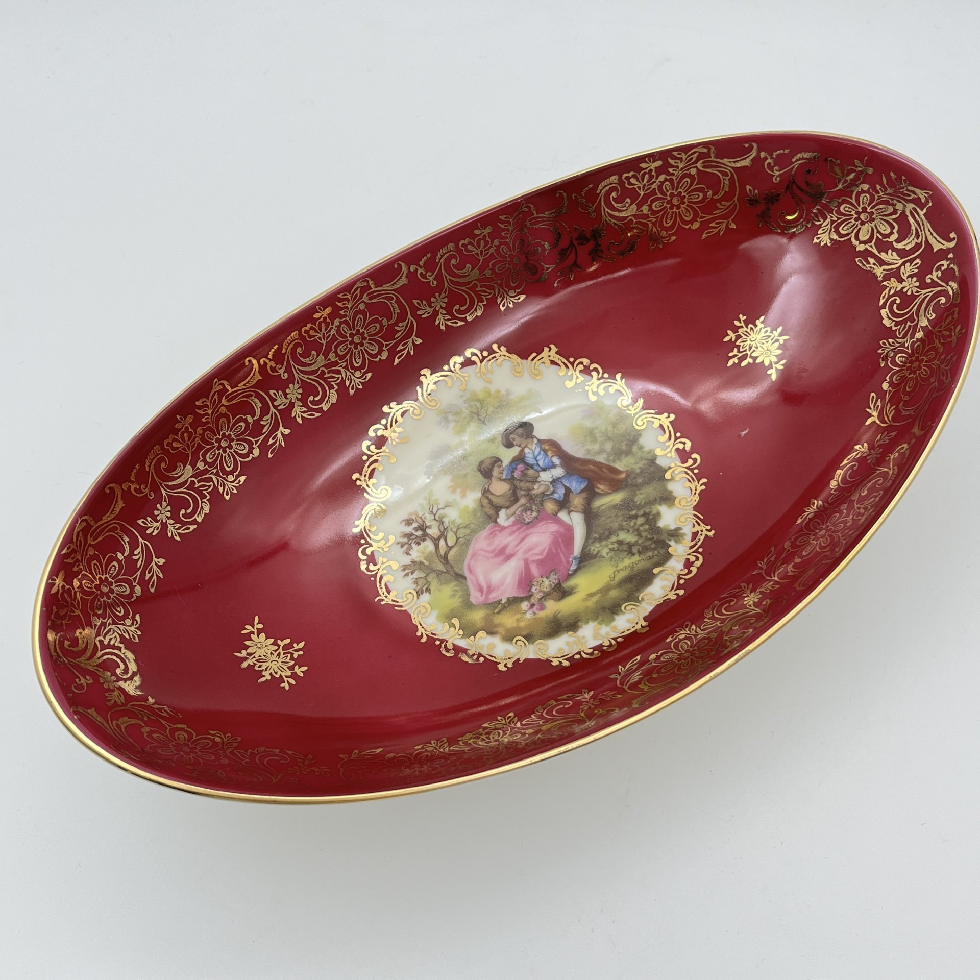 Блюдо (лоток для мелочей) овальной формы, украшенное изображением галантной сцены, фарфор, деколь, крытье, золочение, Bavaria Porzellan, Германия, 1960-1980 гг.