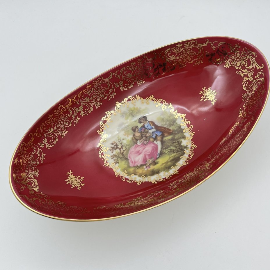 Блюдо (лоток для мелочей) овальной формы, украшенное изображением галантной сцены, фарфор, деколь, крытье, золочение, Bavaria Porzellan, Германия, 1960-1980 гг.