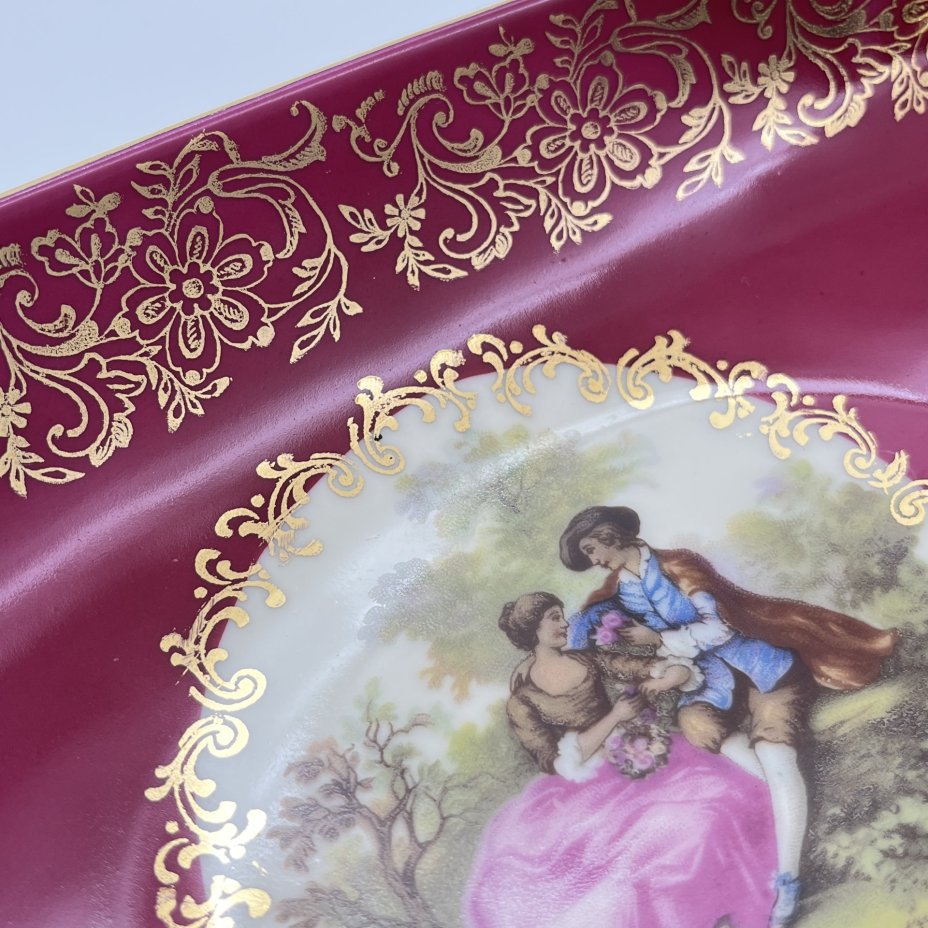 Блюдо (лоток для мелочей) овальной формы, украшенное изображением галантной сцены, фарфор, деколь, крытье, золочение, Bavaria Porzellan, Германия, 1960-1980 гг.