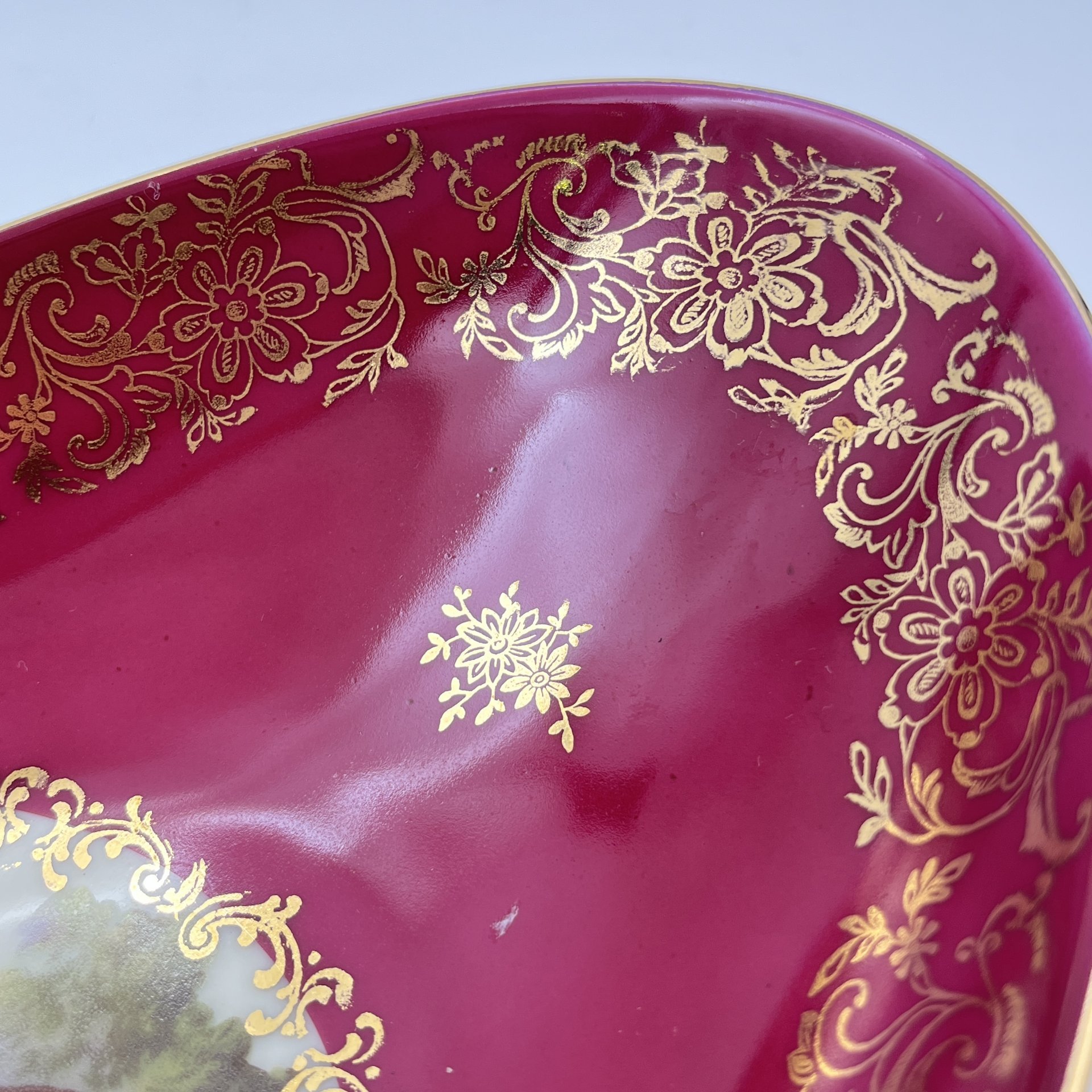 Блюдо (лоток для мелочей) овальной формы, украшенное изображением галантной сцены, фарфор, деколь, крытье, золочение, Bavaria Porzellan, Германия, 1960-1980 гг.