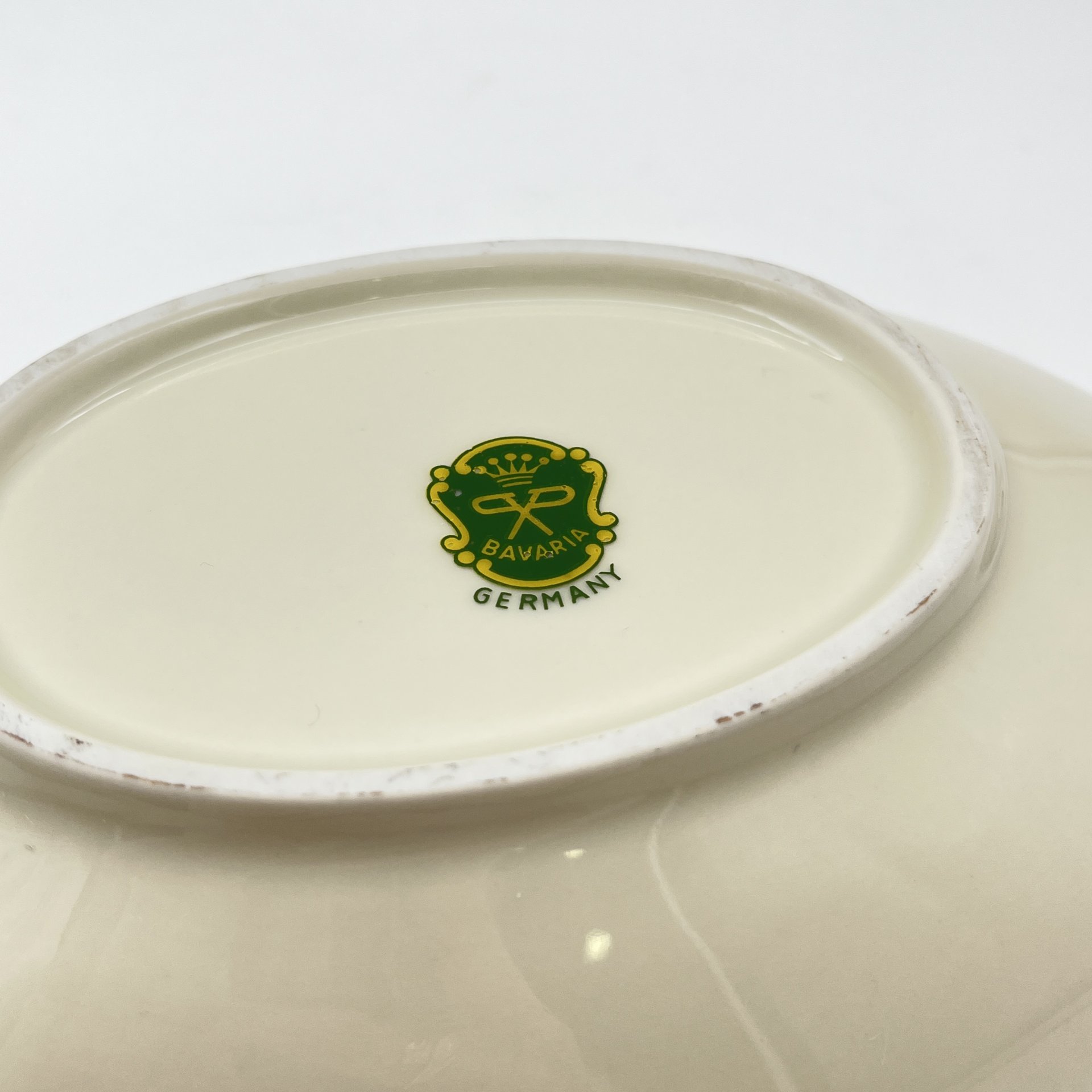 Блюдо (лоток для мелочей) овальной формы, украшенное изображением галантной сцены, фарфор, деколь, крытье, золочение, Bavaria Porzellan, Германия, 1960-1980 гг.