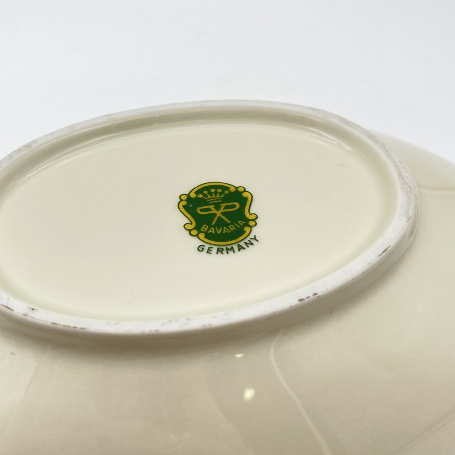 Блюдо (лоток для мелочей) овальной формы, украшенное изображением галантной сцены, фарфор, деколь, крытье, золочение, Bavaria Porzellan, Германия, 1960-1980 гг.