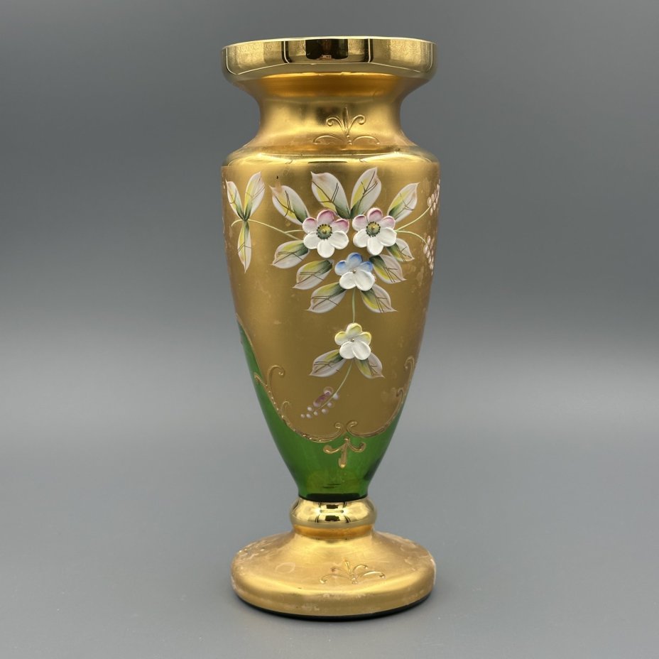 Ваза зелёного оттенка с лепным цветочным декором, "Bohemian glass", стекло, золочение, мастика, роспись