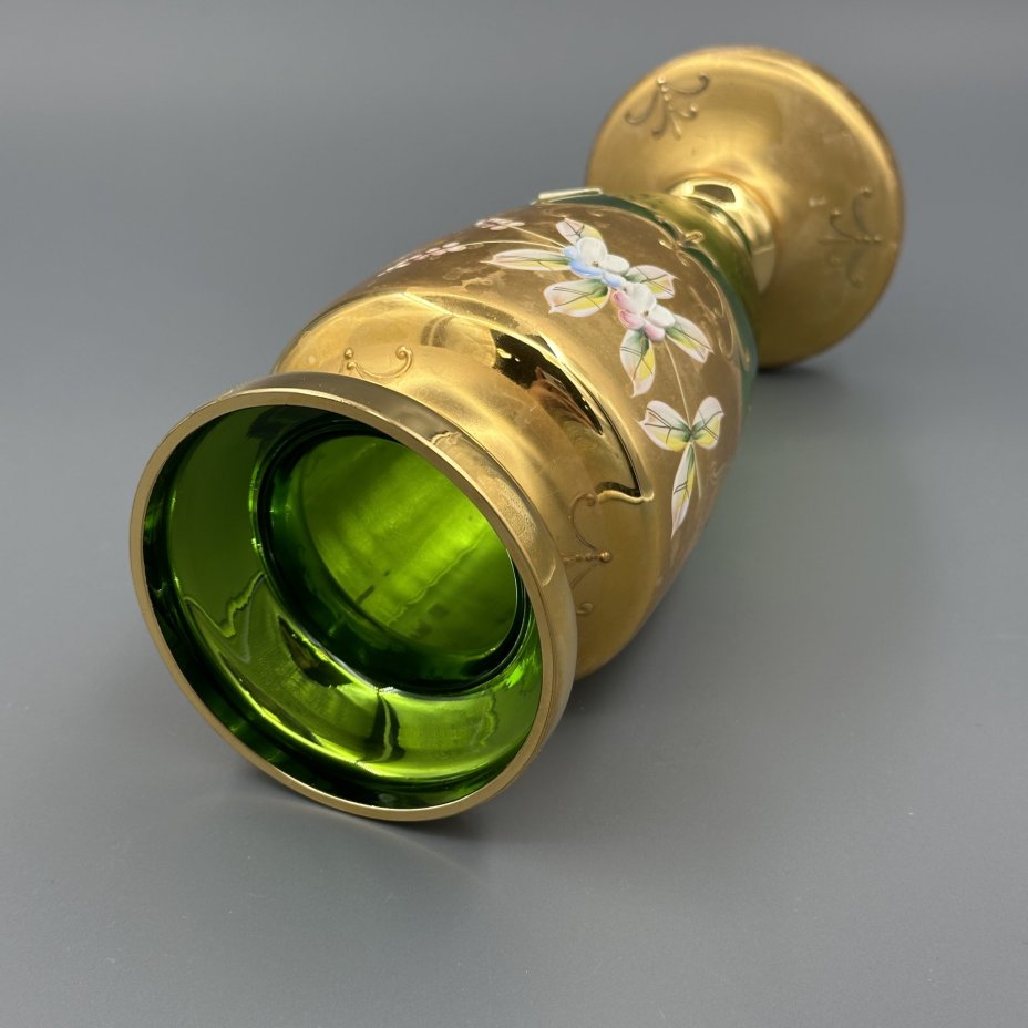 Ваза зелёного оттенка с лепным цветочным декором, "Bohemian glass", стекло, золочение, мастика, роспись