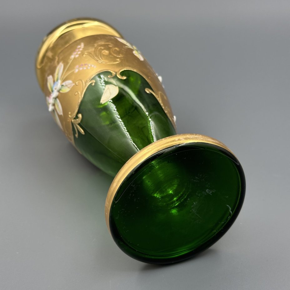 Ваза зелёного оттенка с лепным цветочным декором, "Bohemian glass", стекло, золочение, мастика, роспись