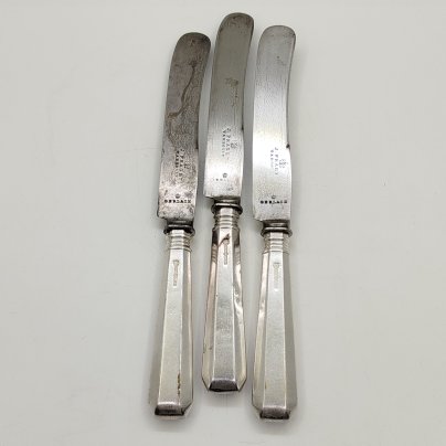 Набор из трех столовых ножей с массивными ручками, металл, серебрение, сталь, Fraget (Фабрика серебряных и плакированных изделий Иосифа Фраже), Царство Польское, 1890-1915 гг.