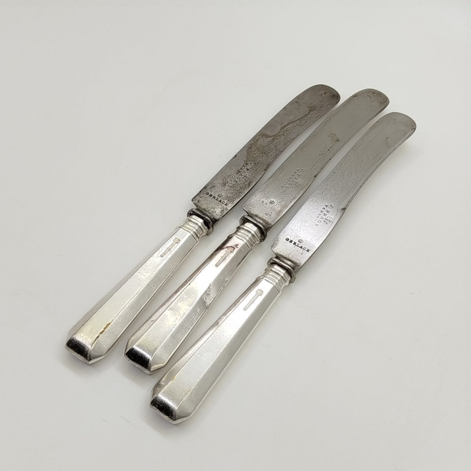 Набор из трех столовых ножей с массивными ручками, металл, серебрение, сталь, Fraget (Фабрика серебряных и плакированных изделий Иосифа Фраже), Царство Польское, 1890-1915 гг.