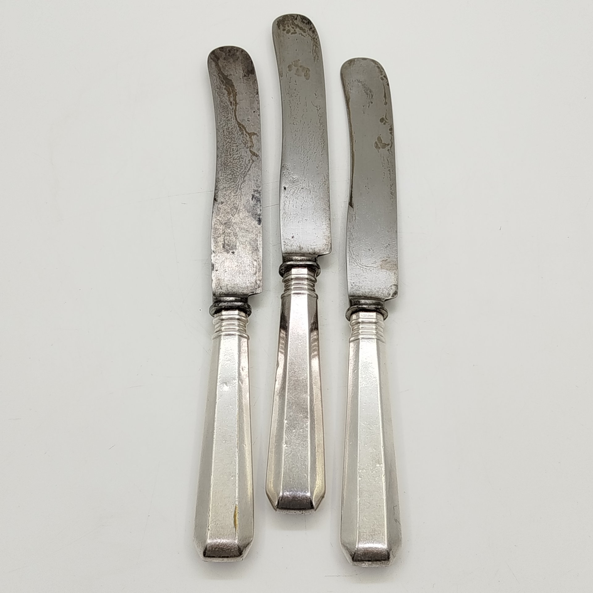 Набор из трех столовых ножей с массивными ручками, металл, серебрение, сталь, Fraget (Фабрика серебряных и плакированных изделий Иосифа Фраже), Царство Польское, 1890-1915 гг.