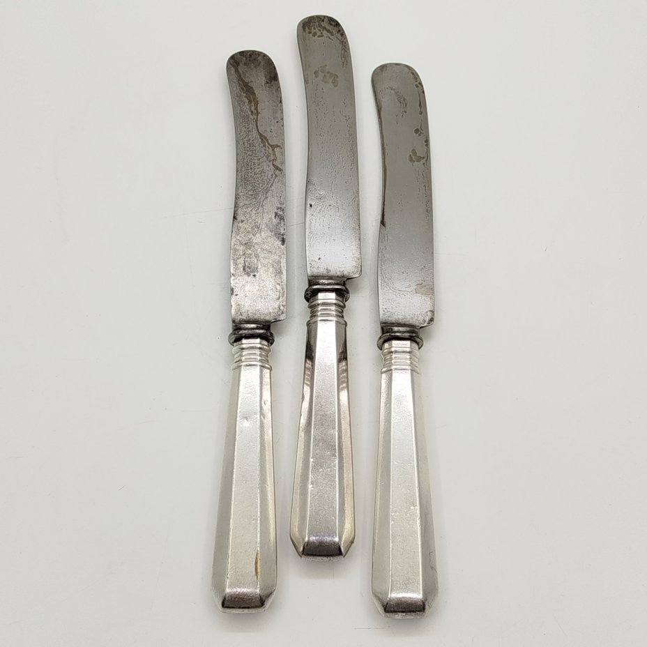 Набор из трех столовых ножей с массивными ручками, металл, серебрение, сталь, Fraget (Фабрика серебряных и плакированных изделий Иосифа Фраже), Царство Польское, 1890-1915 гг.