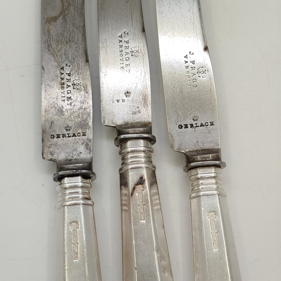 Набор из трех столовых ножей с массивными ручками, металл, серебрение, сталь, Fraget (Фабрика серебряных и плакированных изделий Иосифа Фраже), Царство Польское, 1890-1915 гг.