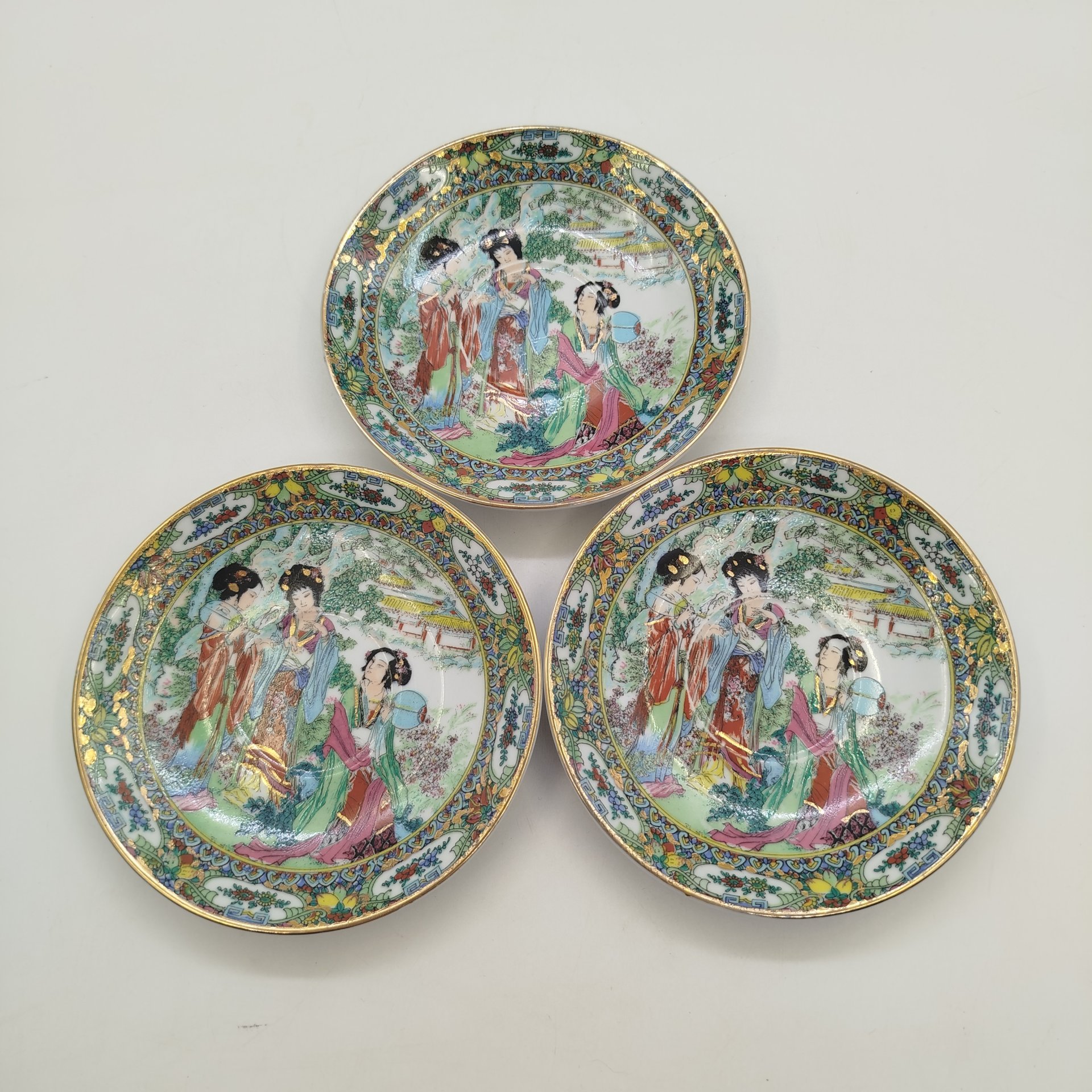 Набор из трех чайных пар, украшенный изображением трех красавиц и цветочным орнаментом на канте, Guangzhou, фарфор, деколь с подрисовкой, золочение, Китай, 1970-1990 гг.