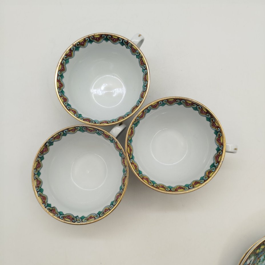 Набор из трех чайных пар, украшенный изображением трех красавиц и цветочным орнаментом на канте, Guangzhou, фарфор, деколь с подрисовкой, золочение, Китай, 1970-1990 гг.