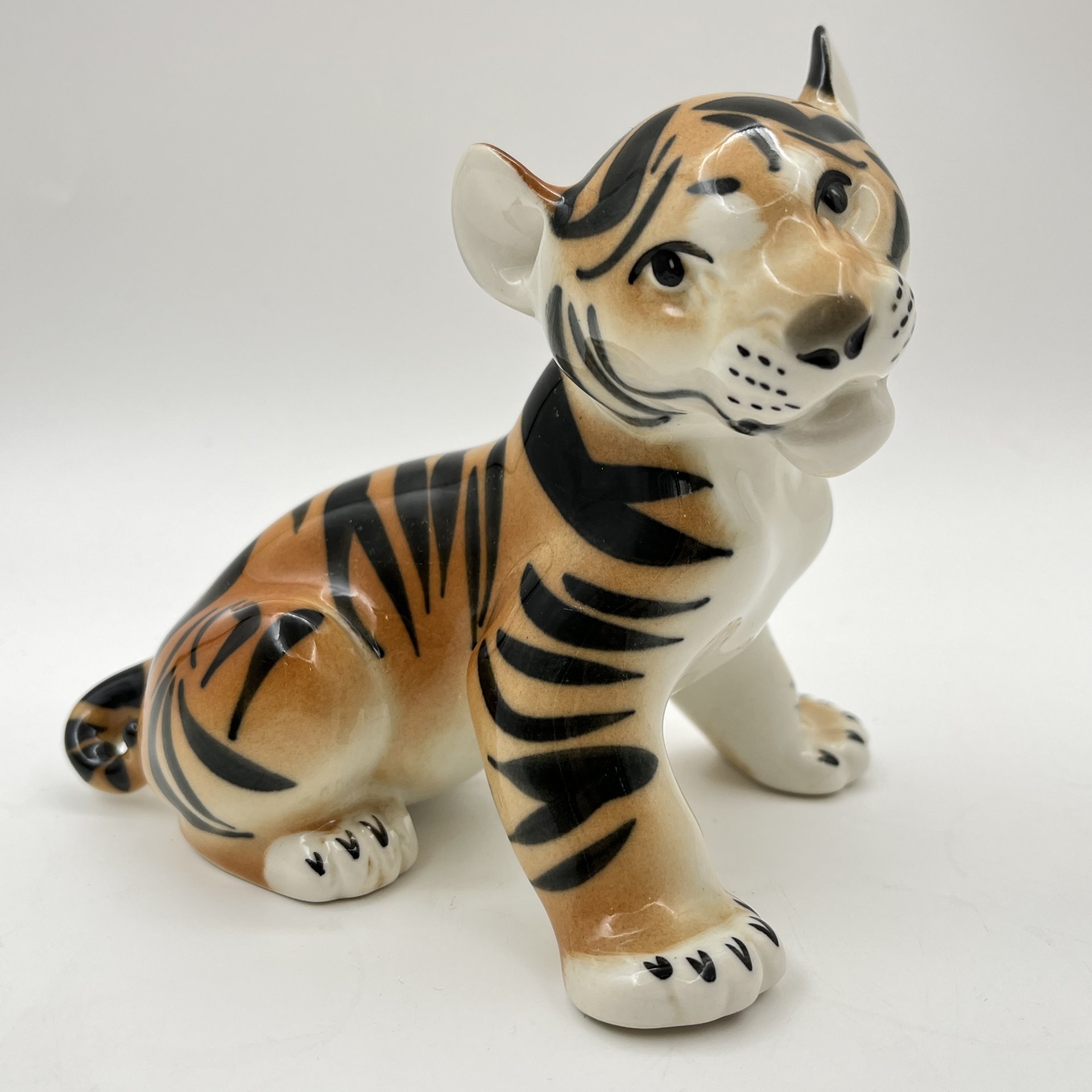 Статуэтка "Тигрёнок", скульптор Б.Я. Воробьев, фарфор, роспись, Ленинградский фарфоровый завод (ЛФЗ), СССР, 1970-1991 гг.
