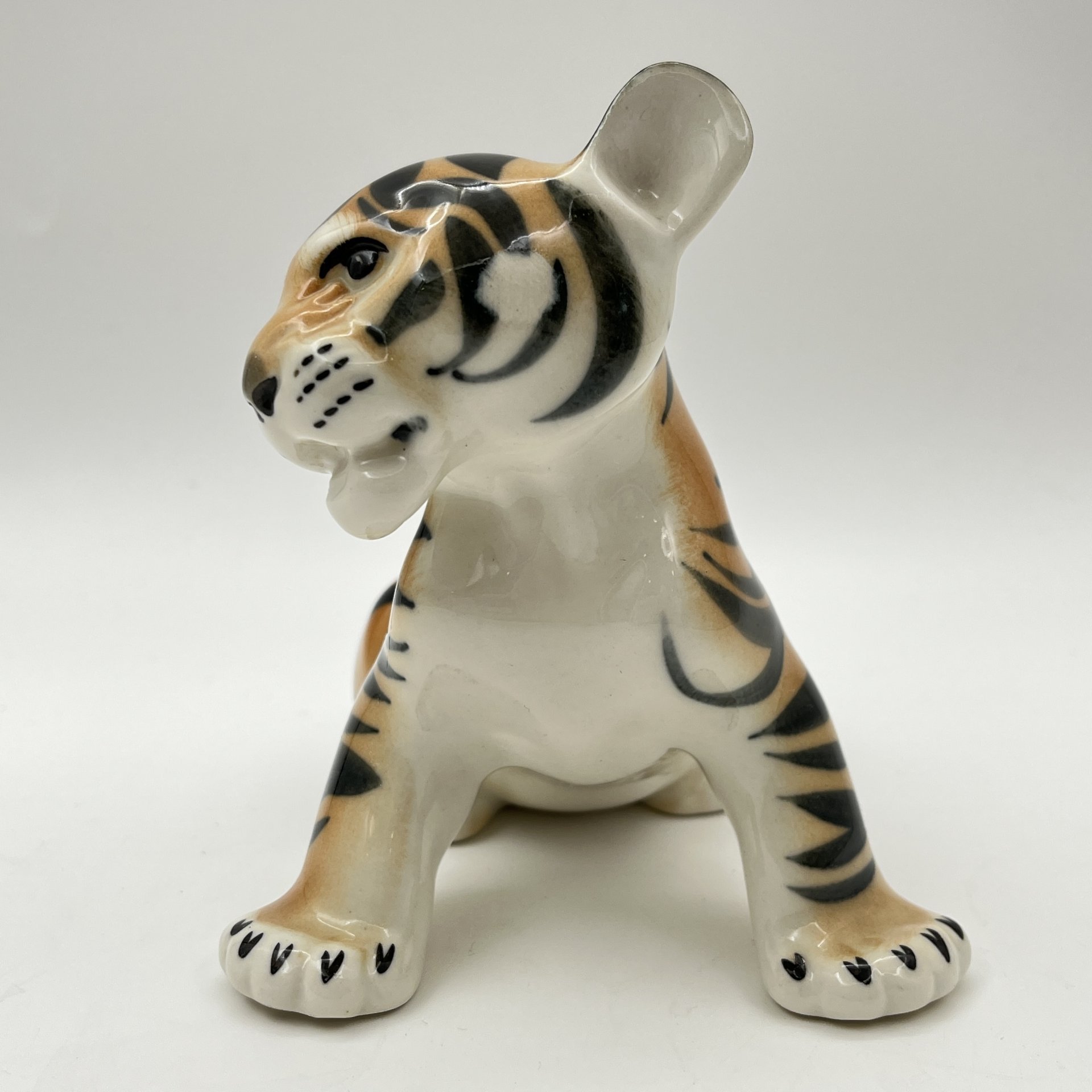 Статуэтка "Тигрёнок", скульптор Б.Я. Воробьев, фарфор, роспись, Ленинградский фарфоровый завод (ЛФЗ), СССР, 1970-1991 гг.