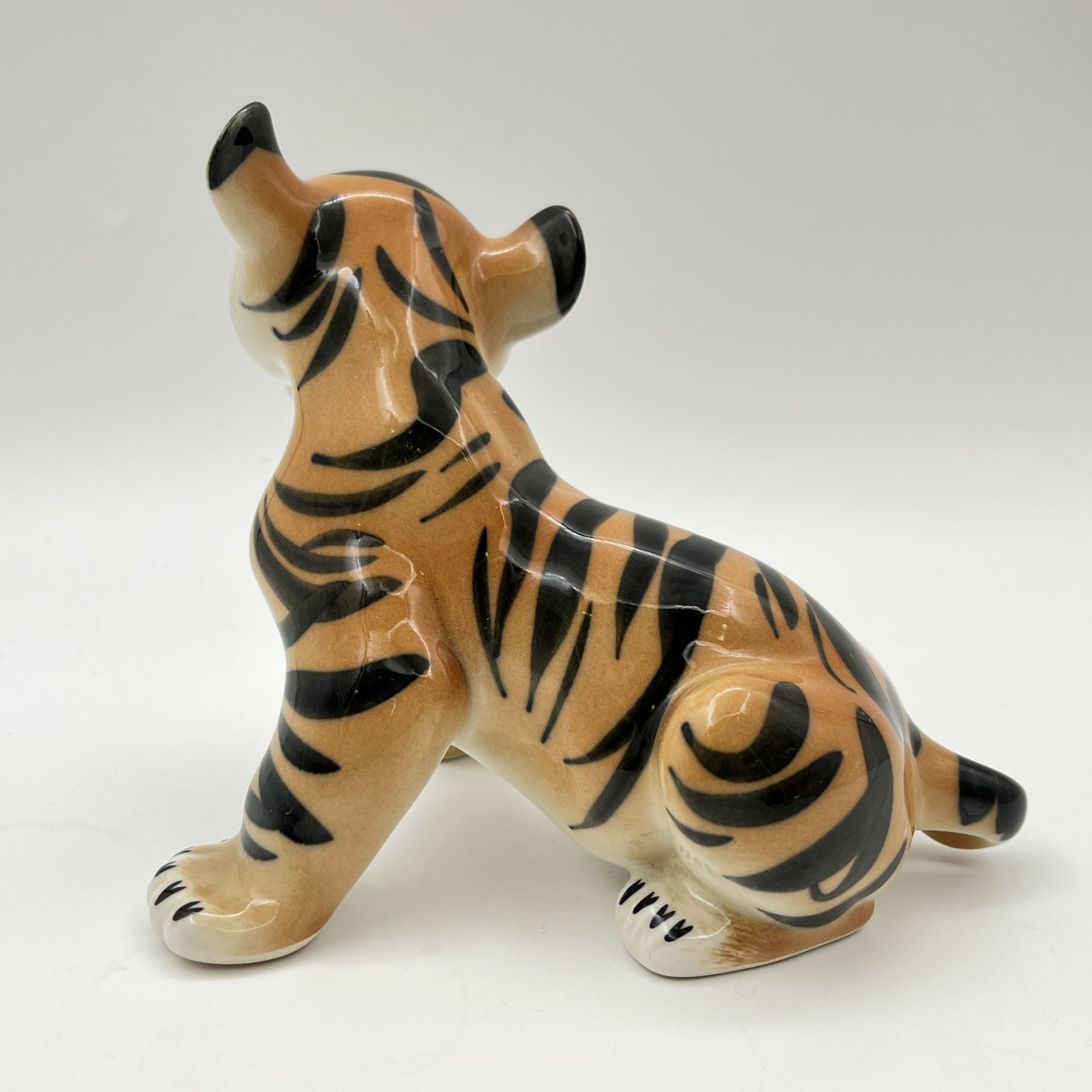 Статуэтка "Тигрёнок", скульптор Б.Я. Воробьев, фарфор, роспись, Ленинградский фарфоровый завод (ЛФЗ), СССР, 1970-1991 гг.