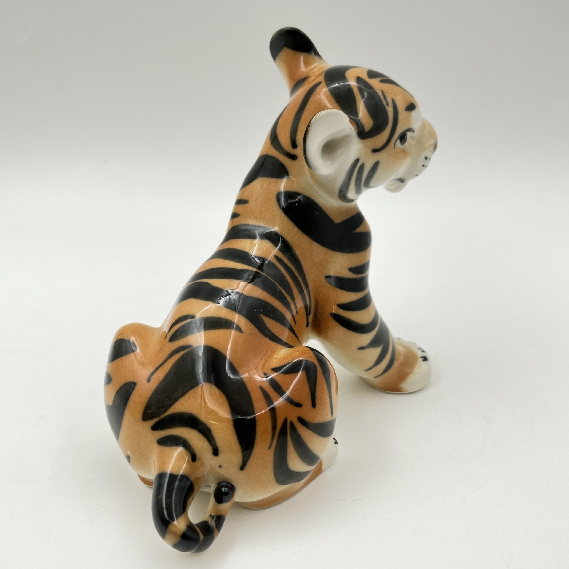 Статуэтка "Тигрёнок", скульптор Б.Я. Воробьев, фарфор, роспись, Ленинградский фарфоровый завод (ЛФЗ), СССР, 1970-1991 гг.