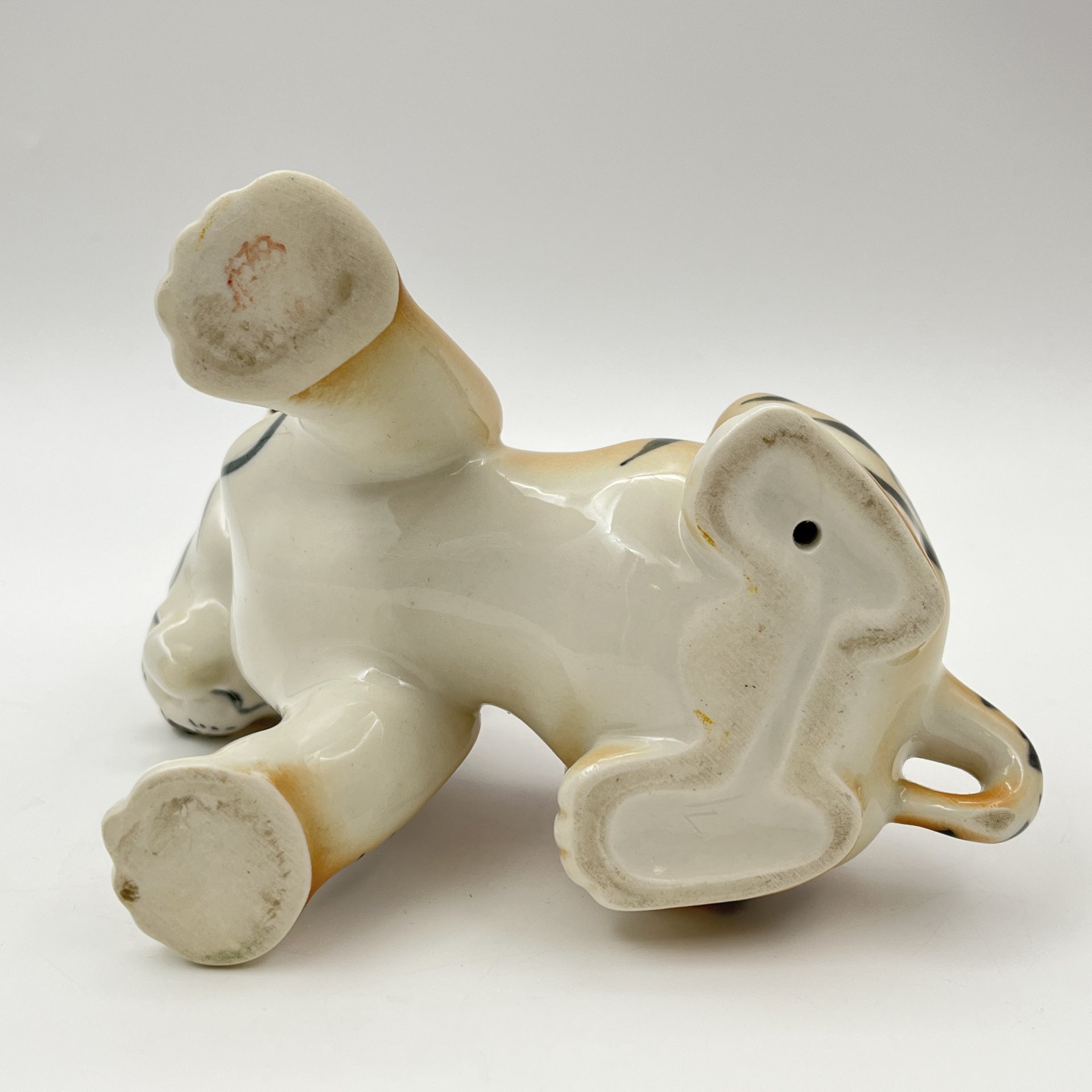 Статуэтка "Тигрёнок", скульптор Б.Я. Воробьев, фарфор, роспись, Ленинградский фарфоровый завод (ЛФЗ), СССР, 1970-1991 гг.