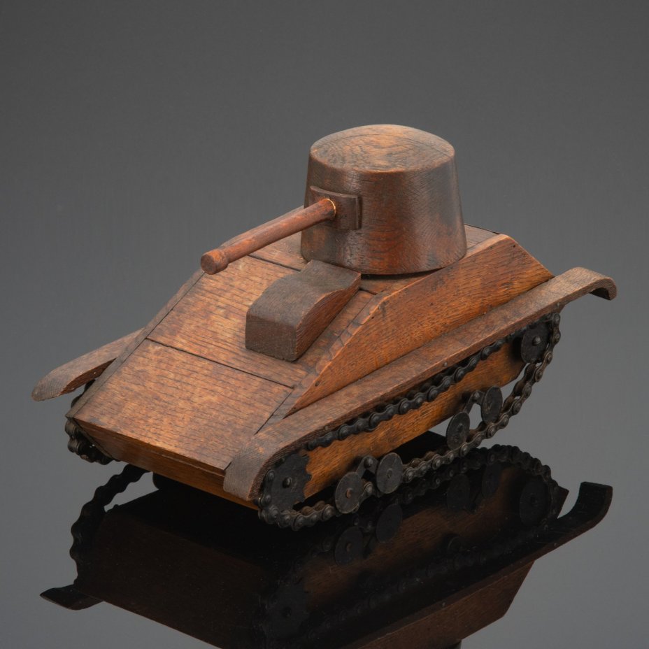 Модель английского танка "Char leger T15" выполненная из дерева, дерево, металл