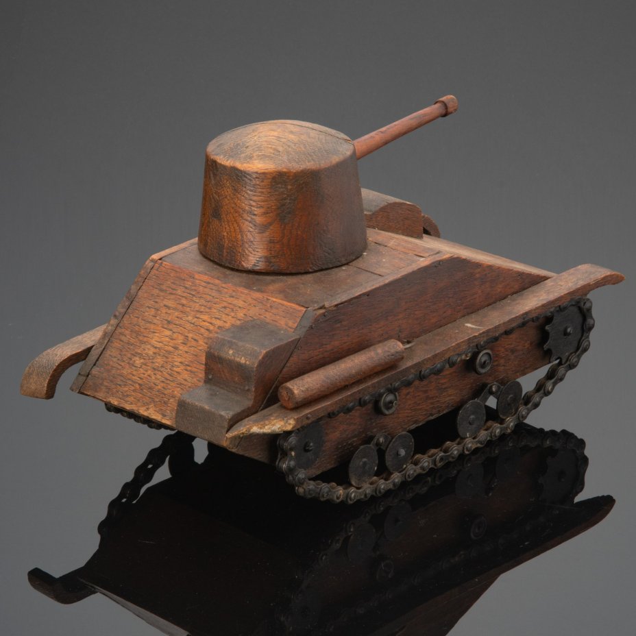 Модель английского танка "Char leger T15" выполненная из дерева, дерево, металл