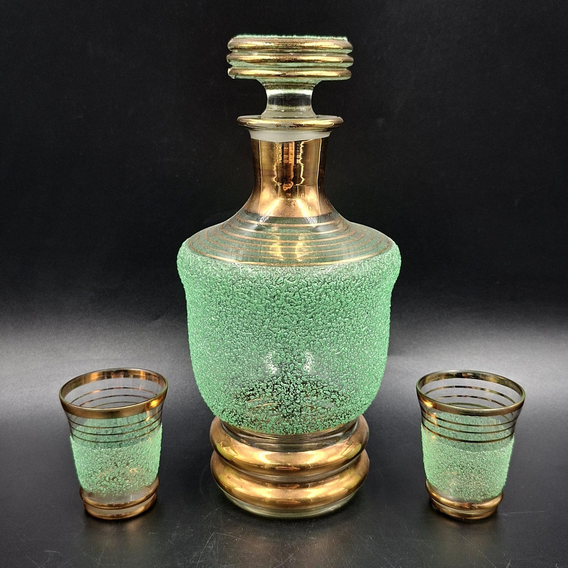 Штоф для подачи крепких напитков, декорированный обсыпкой из стеклянной крошки зелёного цвета, автор Н.А. Воинов, стекло, золочение, Завод «Красный Гигант», СССР, 1960-1980 гг.