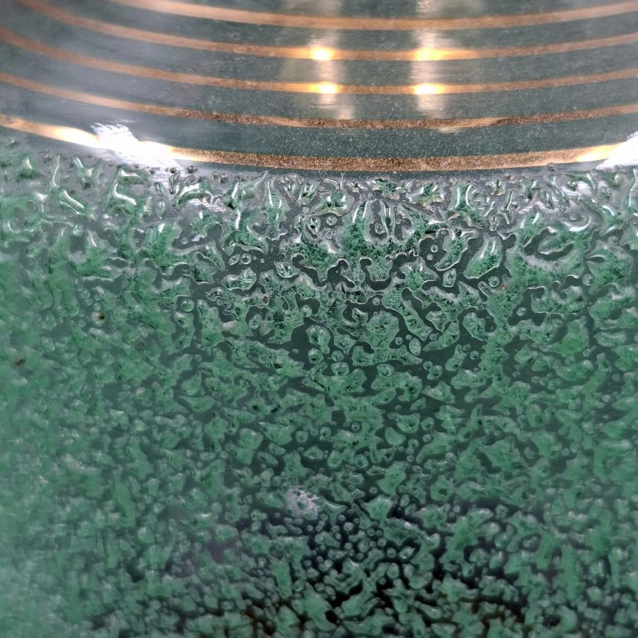 Штоф для подачи крепких напитков, декорированный обсыпкой из стеклянной крошки зелёного цвета, автор Н.А. Воинов, стекло, золочение, Завод «Красный Гигант», СССР, 1960-1980 гг.