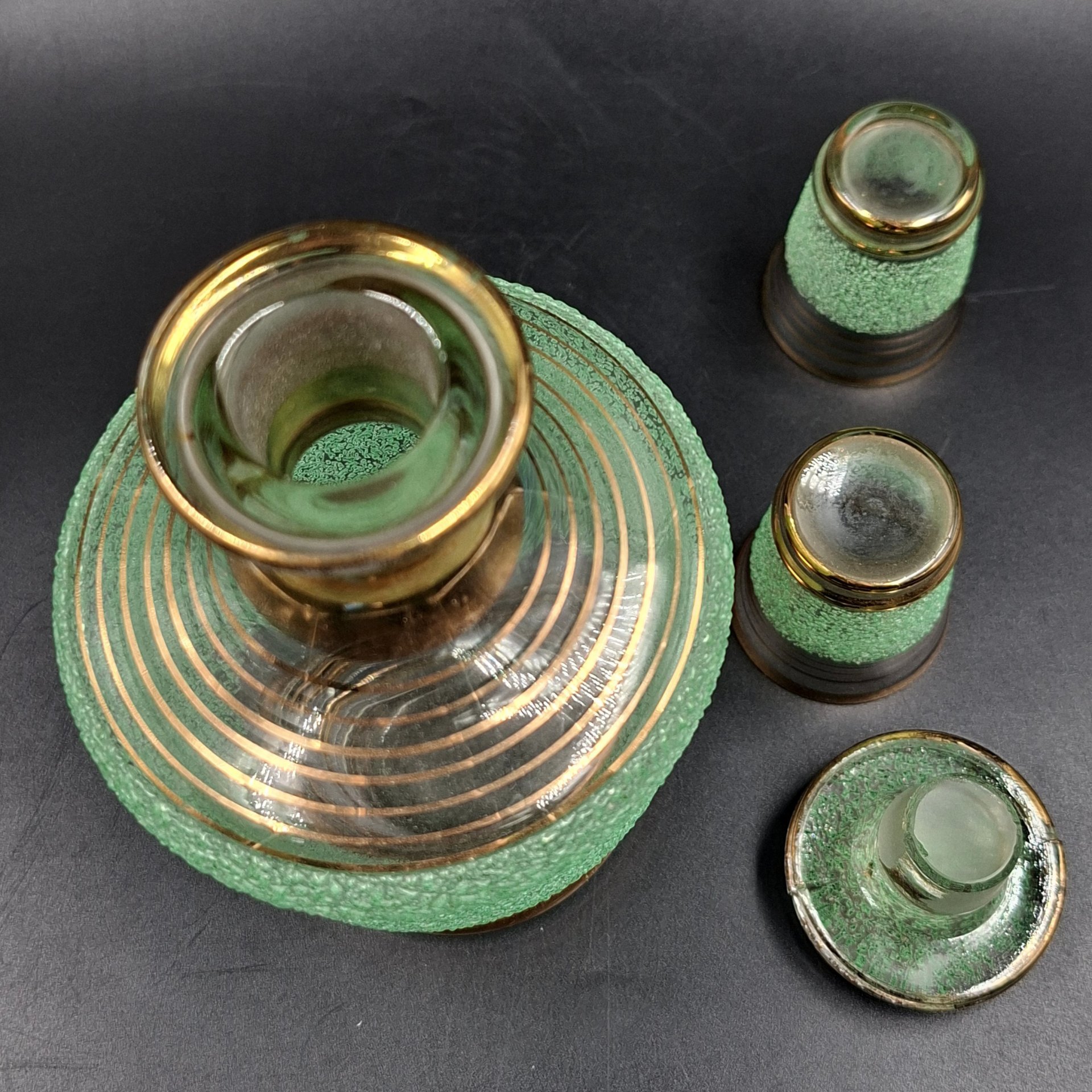 Штоф для подачи крепких напитков, декорированный обсыпкой из стеклянной крошки зелёного цвета, автор Н.А. Воинов, стекло, золочение, Завод «Красный Гигант», СССР, 1960-1980 гг.