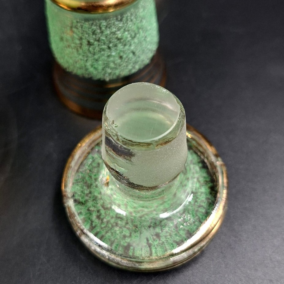 Штоф для подачи крепких напитков, декорированный обсыпкой из стеклянной крошки зелёного цвета, автор Н.А. Воинов, стекло, золочение, Завод «Красный Гигант», СССР, 1960-1980 гг.